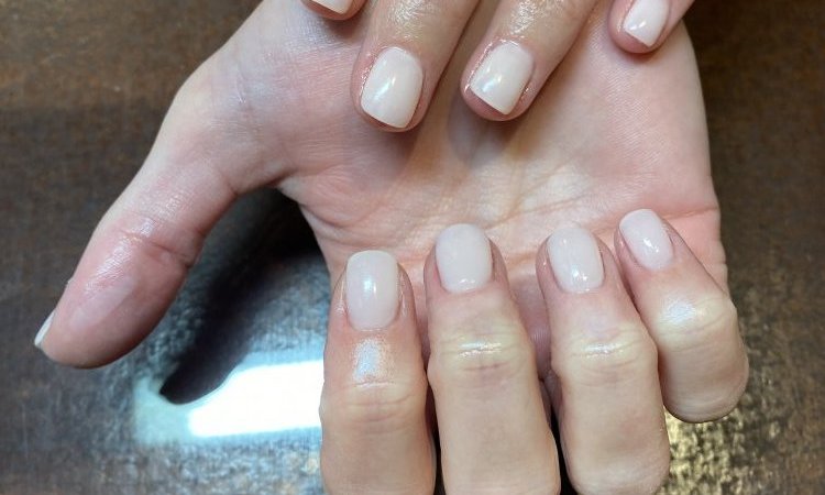 Gel sur ongle naturel